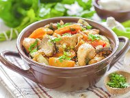 Рецепта Пиле по ловджийски с гъби, чушки и доматен сок